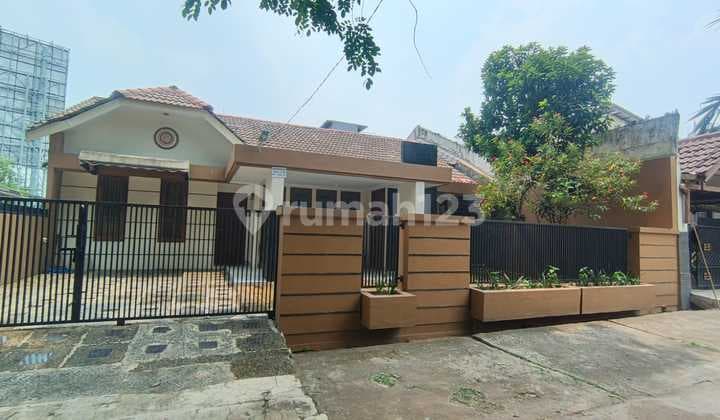 Rumah besar luas di sewa semi furnish di Jaka Sampurna Bekasi