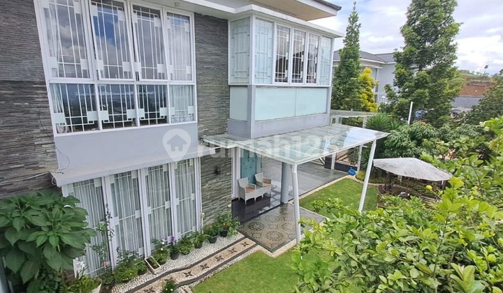 Rumah Mewah Full furnish di Resort Dago Pakar