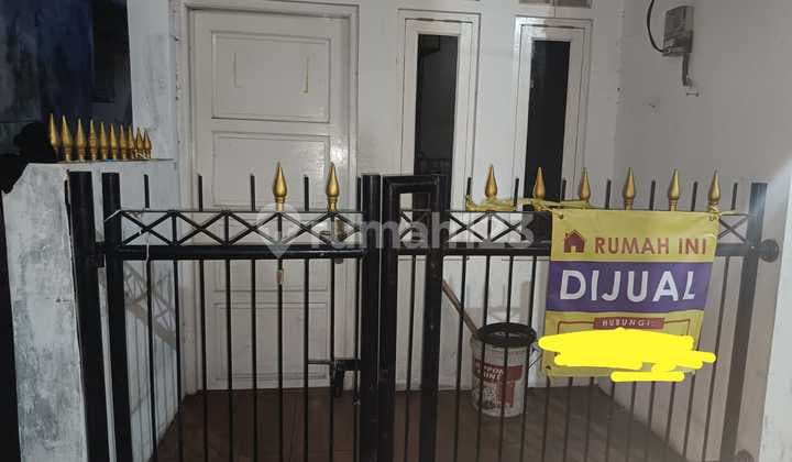 Comfortable House with a Strategic Location in Cipinang Cempedak, Jatinegara, East Jakarta