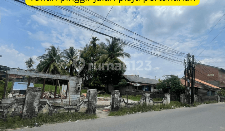 Tanah pinggir jalan pertahanan plaju dekat universitas muhammadiyah