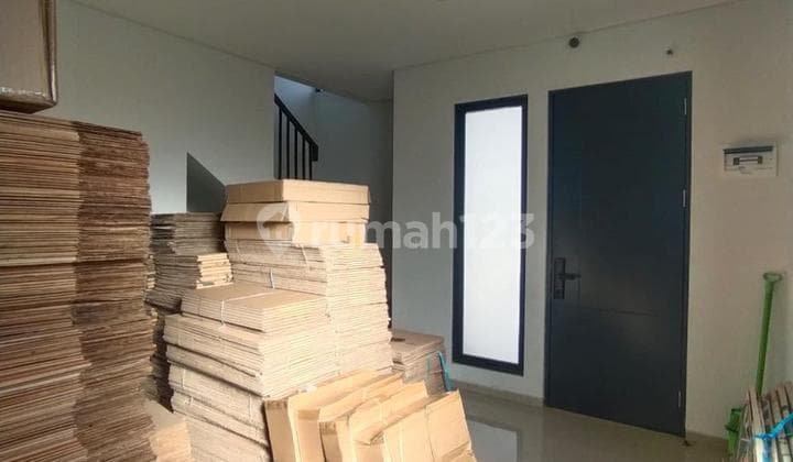 Dijual Cepat Rumah Posisi Hoek,Nyaman di Graha Raya.