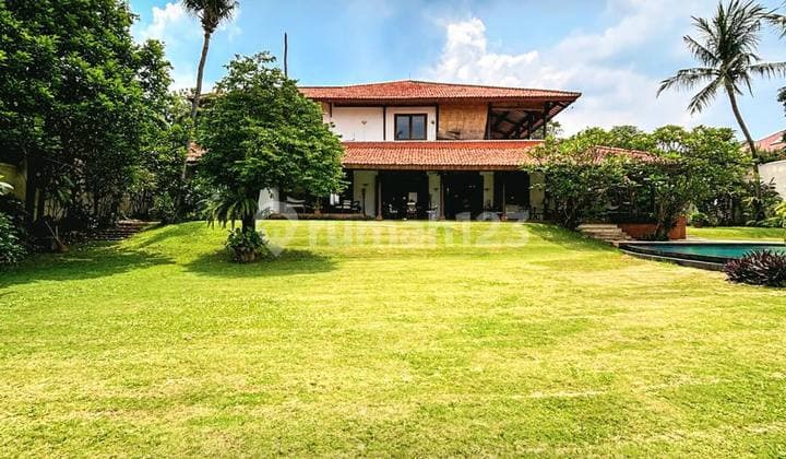 Balinese Resort House, Spacious Land, Has 2 Buildings in Pejaten