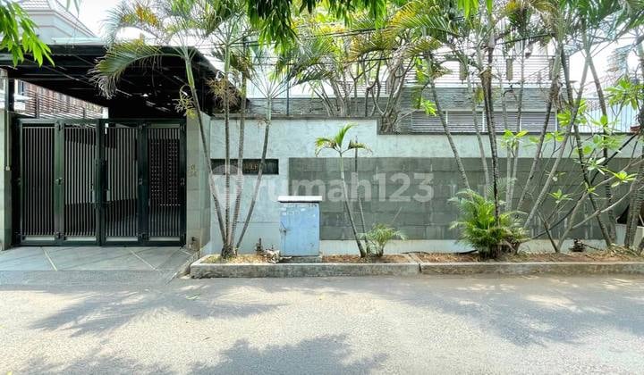 Lokasi Sangat Strategis, Bangunan 2 Lantai Terawat Dan Siap Huni