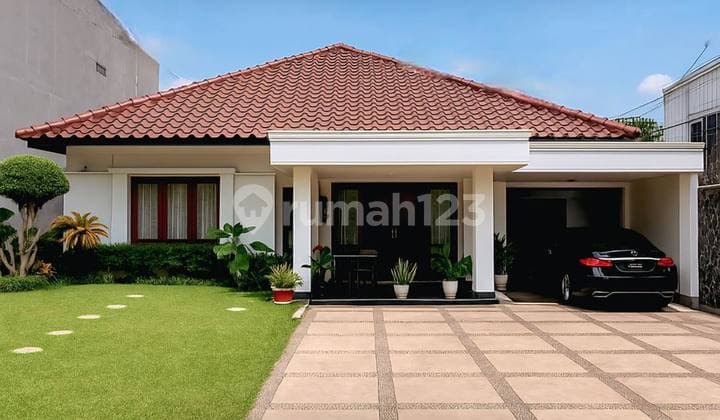 Residential Neighborhood, Prime Area, Well-Maintained 1.5-Story Building