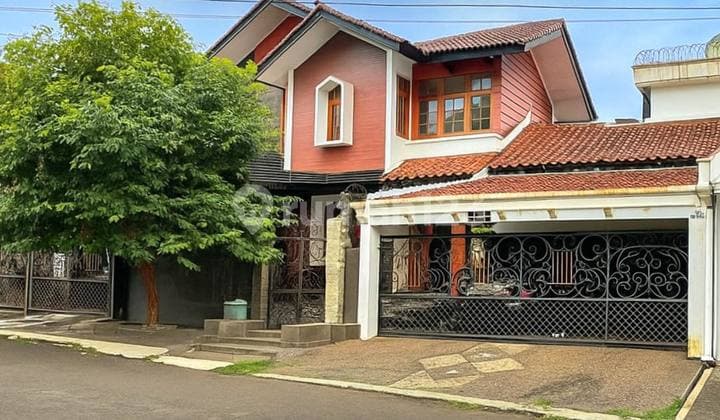 Rumah Dalam Komplek Besar, Bangunan 2 Lantai Terawat