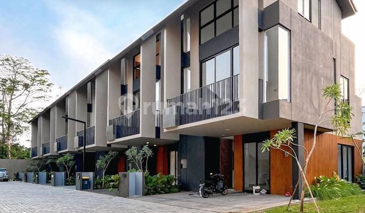 Townhouse Baru, 3 Lantai, Lokasi Sangat Strategis Di Lebak Bulus