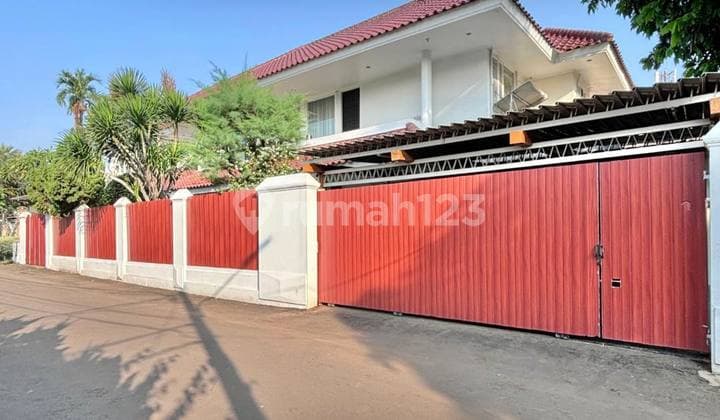 Rumah Dalam Komplek Besar, Siap Huni, Bangunan 2 Lantai Terawat