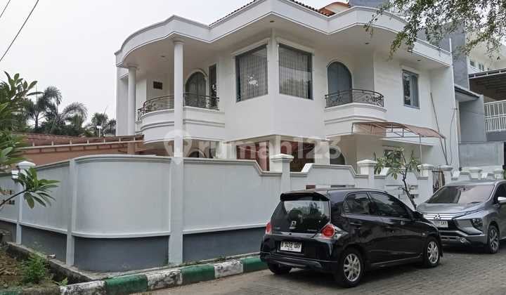 For Sale 2.5-Story Hook House, Ready to Occupancy, Good and Well-Maintained in Sunter.