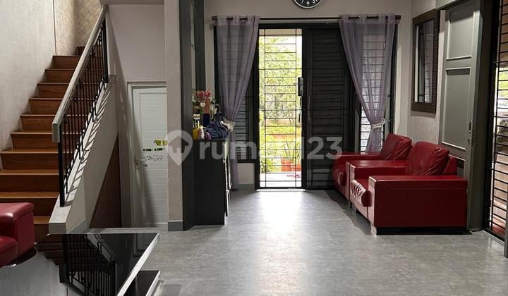 RUMAH CANTIK RAPIH DI GADING SERPONG 2,5 LANTAI SEMI FURNISH