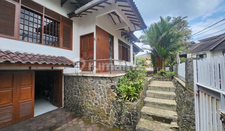 Rumah Mewah Di Komplek Cikutra dekat Kampus Itenas dan Widyatama