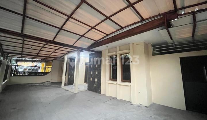 Disewakan Rumah strategis Cocok Buat Kantor Dan Tempat Usaha