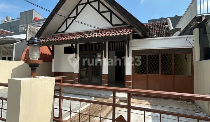 Rumah Siap Huni. Lokasi Strategis Dekat Sekolah Tarakanita / Stella Maris. Lokasi Dekat Dengan Summarecon Mall Dan Pusat Kuliner.
