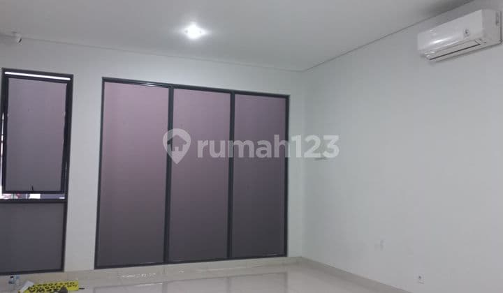 Disewakan Ruko 3 Lantai Maggiore Junction Gading Serpongl.tanah : 60M2(5 × 12M2)L. Bangunan 180M(3 Lantai)Air. : Pamlistrik. : Prabayarsona Panelada Cctv di Tiap Lantaiada Ac di Tiap Lantaiharaga. : 160Jt/Tahun (Nego Sampai Deal)Hubungi. : S I M O N 08132