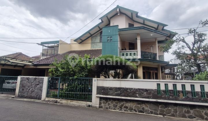 Dijual Rumah 2 Lantai + Attic, Semi Furnished Di Kembar