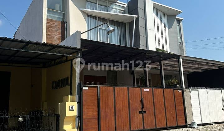 DIJUAL RUMAH SIAP HUNI DNG FASILITAS KOLAM RENANG DI KRAPYAK SEMARANG