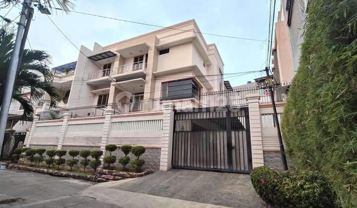 Rumah Mewah Empat Lantai Area Jelambar