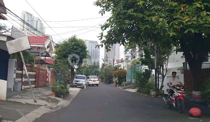 Sewa Rumah Tanjung Duren Timur Bebas Banjir Satu Setengah Lantai