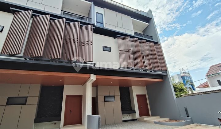 Rumah Empat Lantai Mewah Palmerah