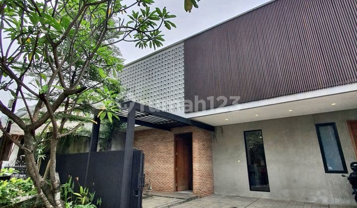 Rumah Tropis Dengan Halaman Cantik Dalam Kompleks Lebak Bulus