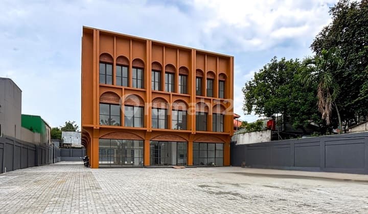 New Building Many Parkings Beside Cilandak Simatupang Main Road