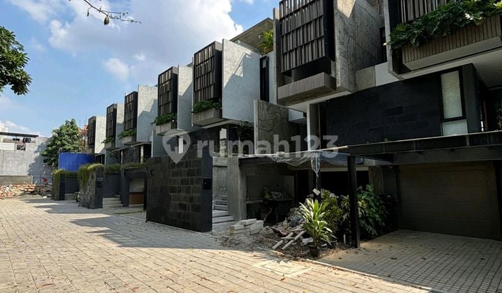 Modern Minimalis Dalam Townhouse Dekat Permata Hijau Senayan