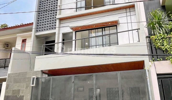 Rumah Baru 3 Lantai Mini Pool Dekat Ke Tol Cilandak