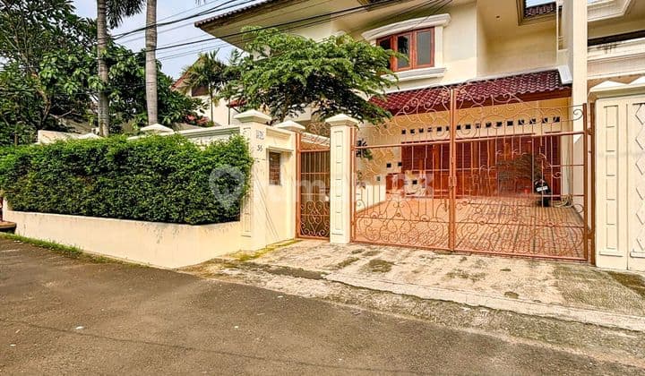 Terenovasi Siap Huni Halaman Luas Dekat Ke Tol Dan Kebayoran Baru