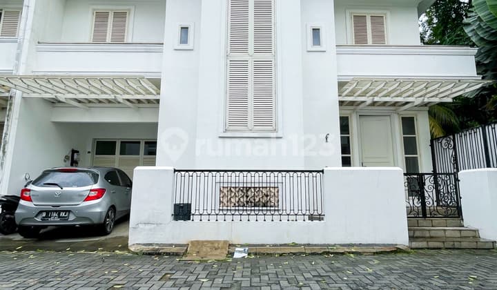 Rumah Klasik 2 Lantai Private Pool Dalam Townhouse Kemang