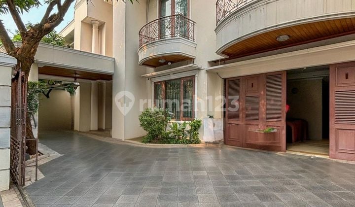 Classic 2-Story House Quiet Location Wide Road Cipete