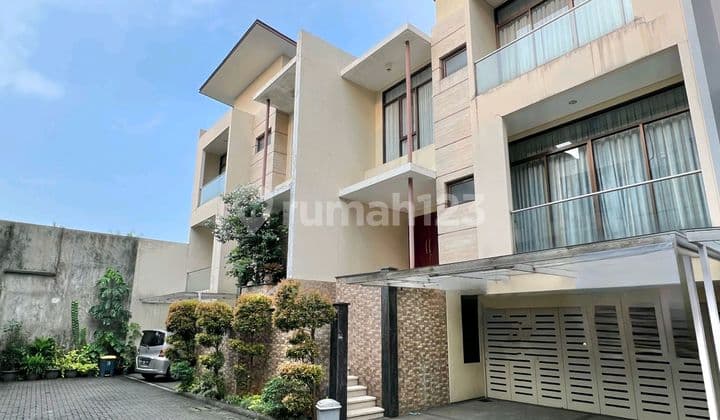 Rumah 3 Lantai Private Pool Dalam Townhouse Lebak Bulus Dekat Mrt