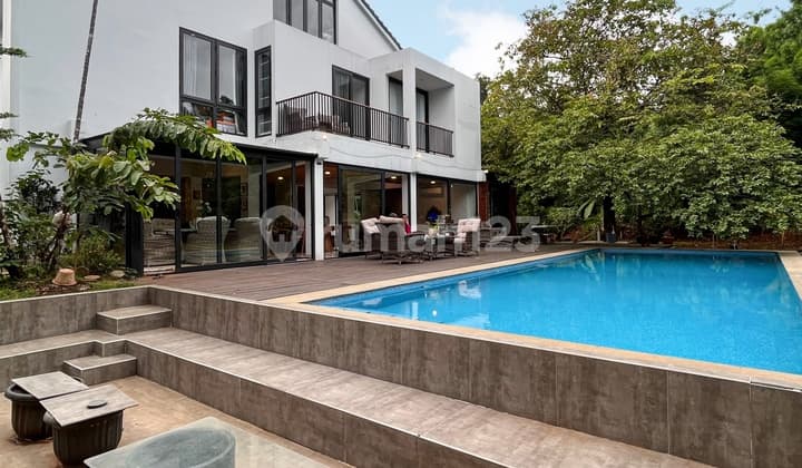 Spacious Resort House in Jakarta with Large Yard and Ample Parking Near the Highway