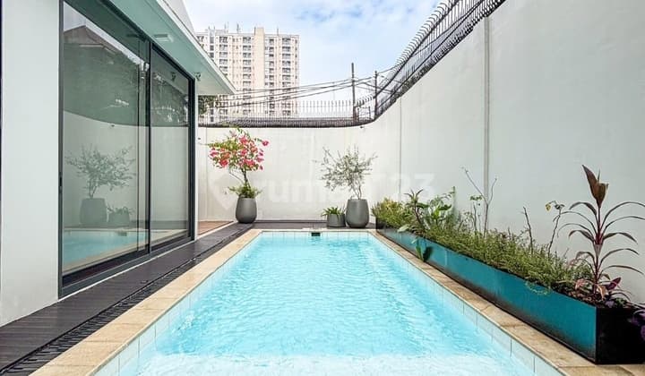 Rumah Tropis 2 Lantai Dalam Townhouse Dekat Tol Bintaro