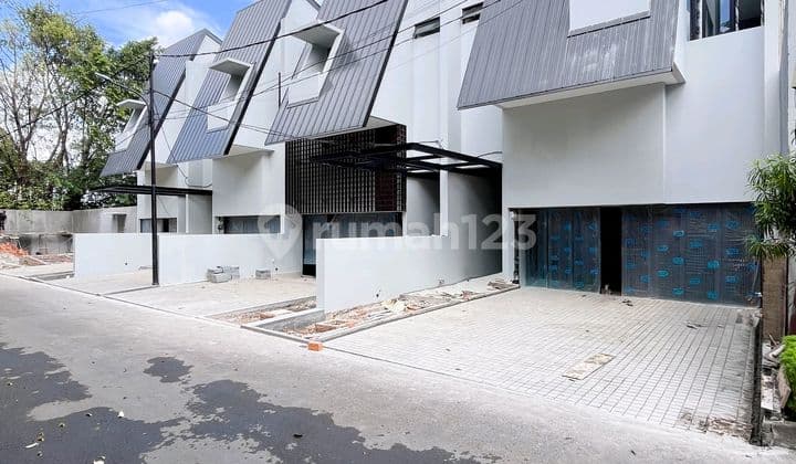 Rumah Baru Modern Dalam Kompleks Simprug Golf Dekat ke Senayan
