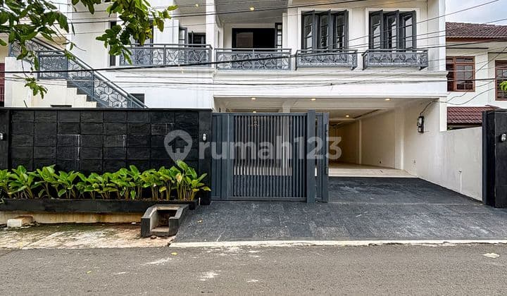 Rumah Klasik 3 Lantai Kebayoran Baru Dekat Pondok Indah