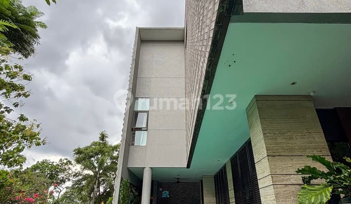 Mewah Bangunan Besar Dekat Senayan Dan Permata Hijau