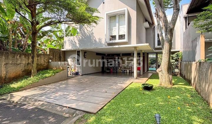 Rumah Modern Glass House Dalam Townhouse Veteran Bintaro Halaman Luas