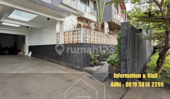 Rumah Tropis Halaman Luas Dalam Komplek Elit Bebas Banjir