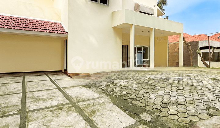 Rumah Dengan Halaman Luas Parkir Banyak Di Pusat Kota Jakarta Kuningan Gatot Subroto