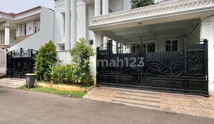 Rumah Klasik 2 Lantai Plus Rooftop Dalam Kompleks Dekat Permata Hijau