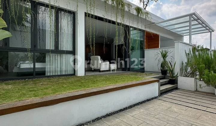 Rumah Modern Tropis Dalam Kompleks Dekat Ke Tol Dan Mrt Cilandak