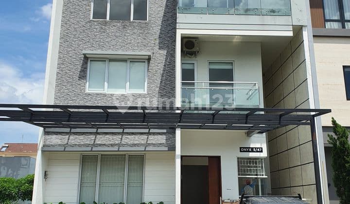 Dijual Rumah Mewah Bangunan Mandiri 3 Lantai