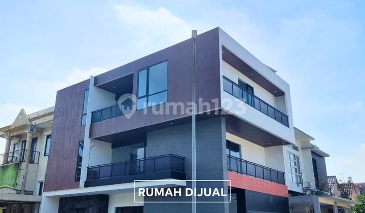For Sale Luxurious 3-Story House in Alam Sutera