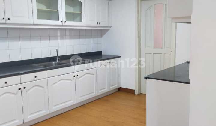 Apartment Semi Furnished 3 BR