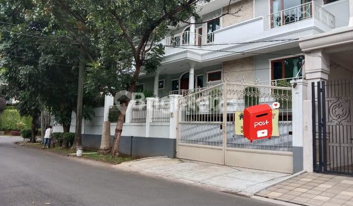 DISEWA RUMAH BERTINGKAT BAGUS ADA KOLAM RENANG