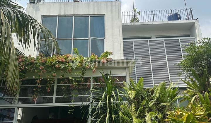 Turun Harga!! Dijual Rumah Modern 3 Lantai Cocok untuk Keluarga, Kantor atau Usaha Fnb.