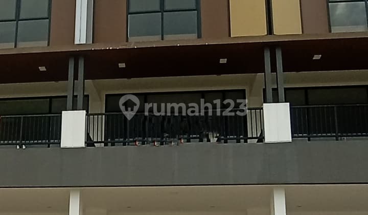 Disewakan Murah!! Ruko Baru 4 Lantai. Strategis di Pinggir Jalan Summarecon Crown Gading
