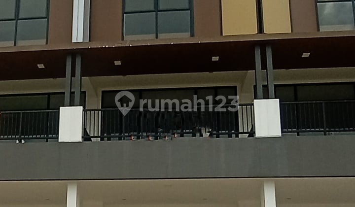 Disewakan Murah!! Ruko Baru 4 Lantai. Strategis di Pinggir Jalan Summarecon Crown Gading