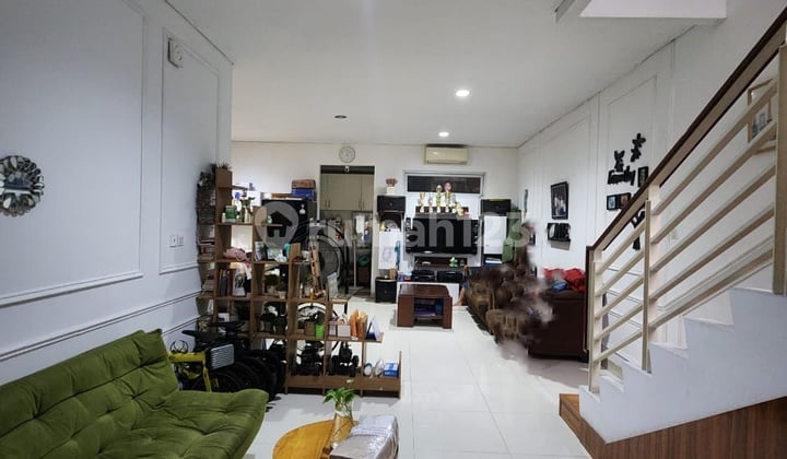 Dijual Cepat!! Rumah 2,5 Lantai Semi Furnish Cluster Palm Residence Summarecon Bekasi