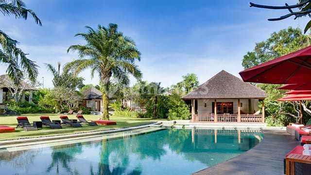 Villa Balinese Modern Di Dekat Pantai Berawa, Tibubeneng