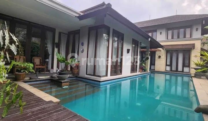 Rumah Mewah dengan Kolam Renang Gegerkalong Permai Bandung Utara
